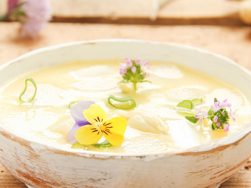 Vanille gibt dieser Spargelsuppe das gewisse Etwas.