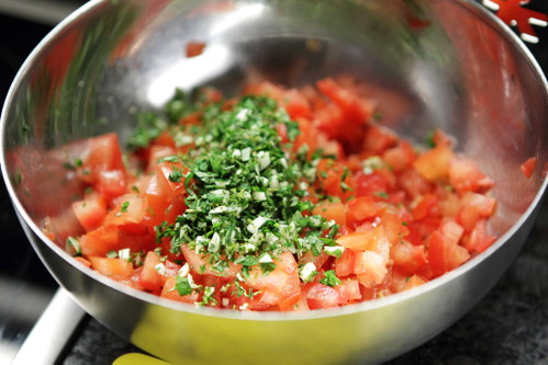 Die gewürfelten Tomaten mit den Kräutern vermengen.
