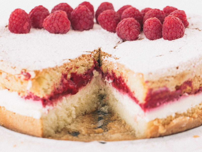 Biskuit, Topfen und Himbeeren sind das »A und O« dieser sommerlichen Kreation.