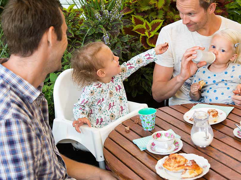 Die ganze Familie freut sich über frische Kanelbullar.