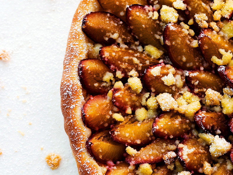 Der Kuchen wird in seiner Tarte durch die reifen Früchte besonders saftig.