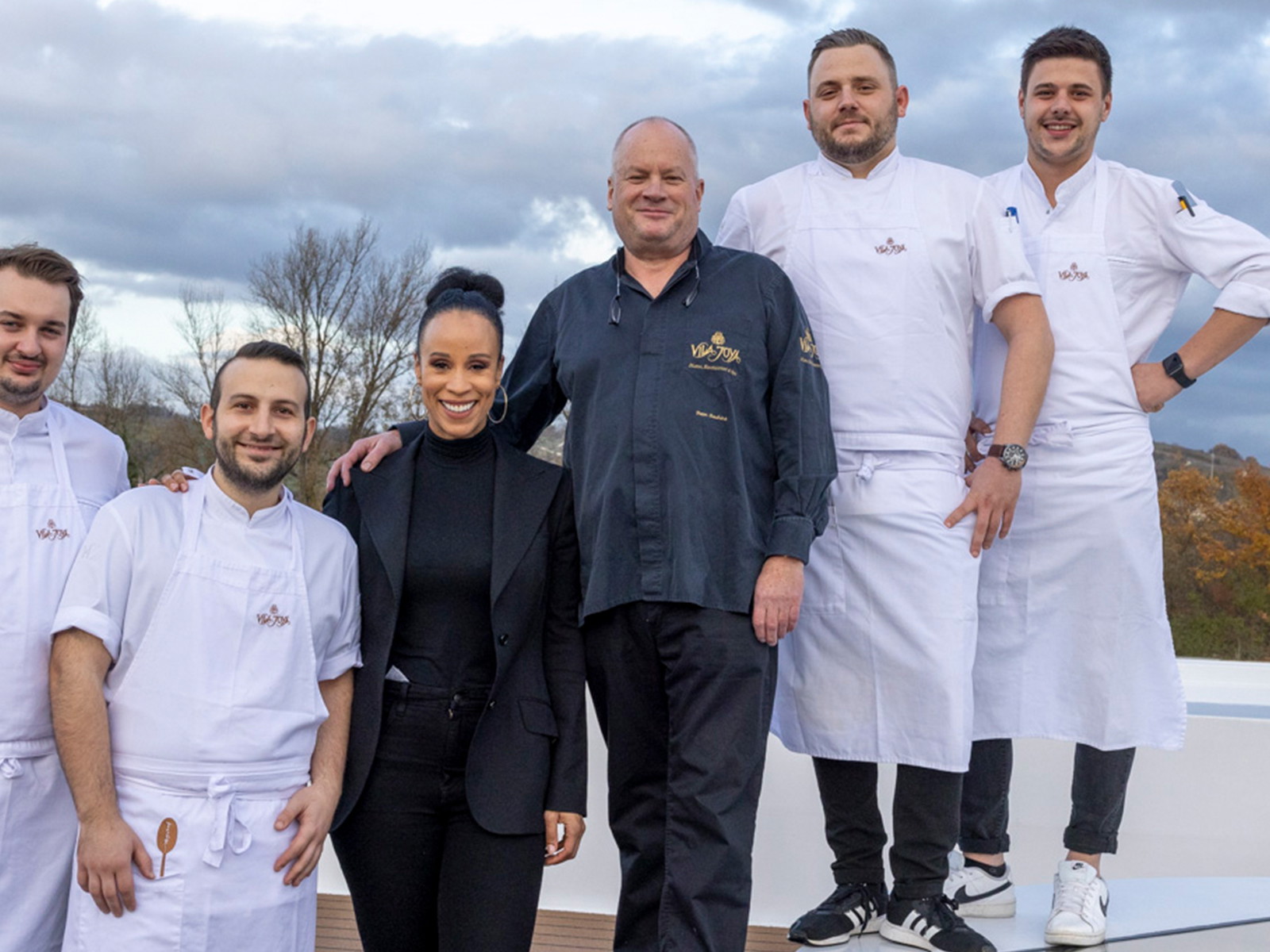 Sternekoch Dieter Koschina (Mitte) mit Team und der Sängerin Nubya an Board der Excellence Countess.