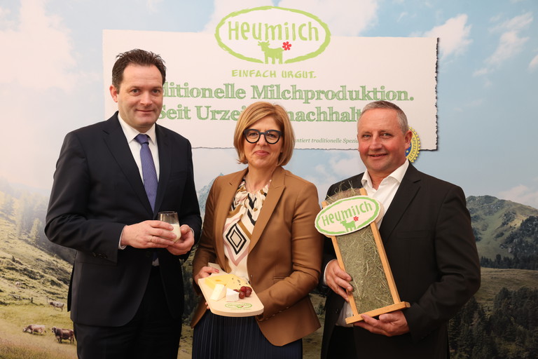 Landwirtschaftsminister Norbert Totschnig, Christiane Mösl/Geschäftsführerin der ARGE Heumilch und Karl Neuhofer/Obmann der ARGE Heumilch (von links nach rechts) beim Pressegespräch in Wien