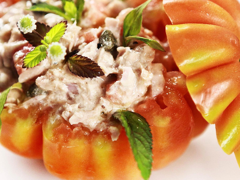 Tomato served with tuna.&nbsp;