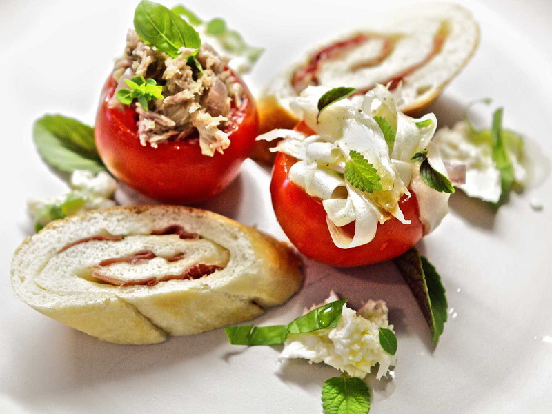 Tomatoes,&nbsp;mozzarella &amp; bread.&nbsp;