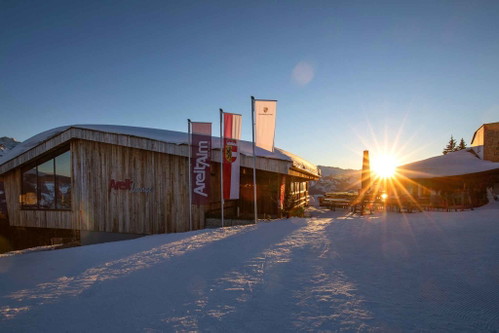 Die Terrasse der AreitLounge im Sonnenuntergang | Skihütte im Skigebiet Schmittenhöhe