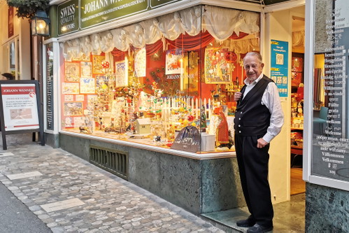 Die Institution für Weinhachtsfans: Im Laden von Johann Wanner findet man ganzjährig hochwertige Weinhachtsdekoration.