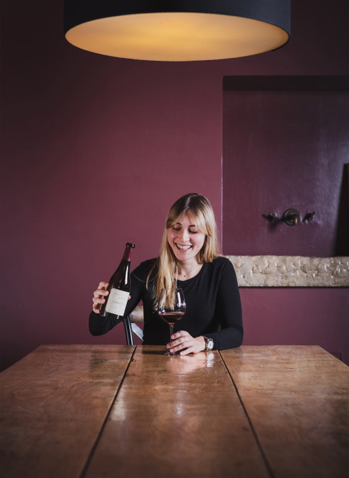 Domaine de Chambleau, Familie Burgat: Tochter Charlotte betont die floralen, eleganten Seiten des Neuenburger Pinot Noir.