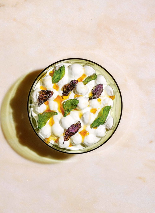 Bulgurknödelchen mit Joghurt und Butter.
