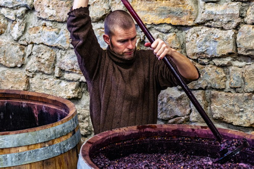 Guter Pinot Noir kann auch mit Handwerk im wortwörtlichen Sinn zu tun haben: wie hier bei Markus Ruchs offener Maischegärung.