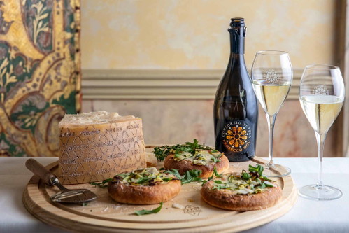 Prosecco sorgt für ein besonderes Prickeln im Glas. Er hat sich zum perlenden Inbegriff des italienischen Schaumweins entwickelt.