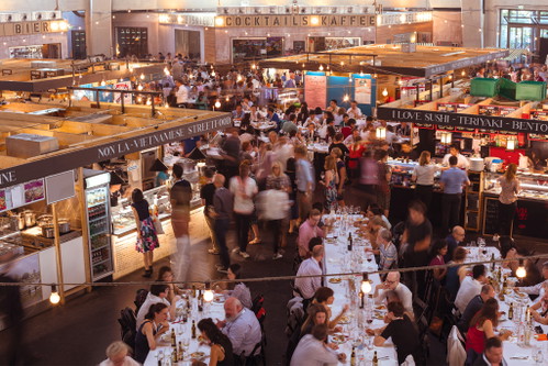 Die Marktstände, Läden, Gastronomiebetriebe, Festivals, Konferenzen, Performances, Kurse und Degustationen machen die Markthalle zum Publikumsmagneten.