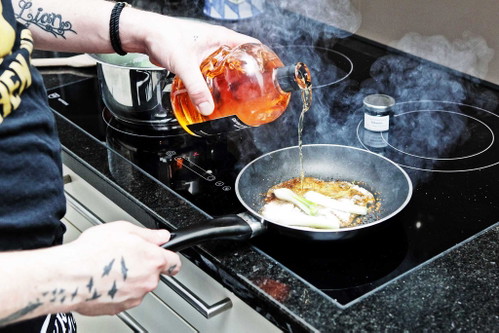 Deglaze the spring onions with liqueur.