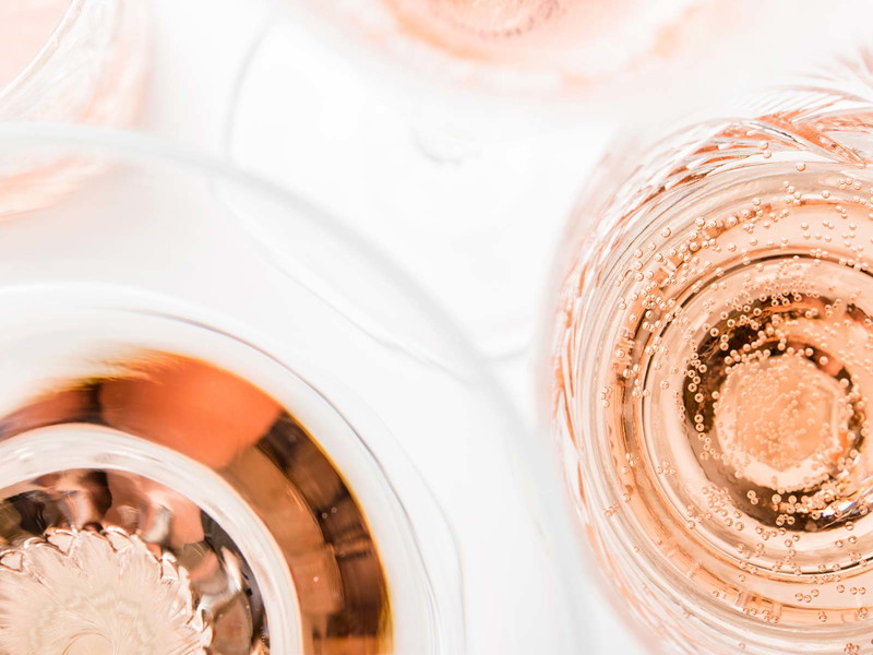 Rosé-Schaumwein geht immer: Ob zum Apéro, als Schlummertrunk oder aber zum Essen. Die Kategorie gilt als besonders kulinarisch.