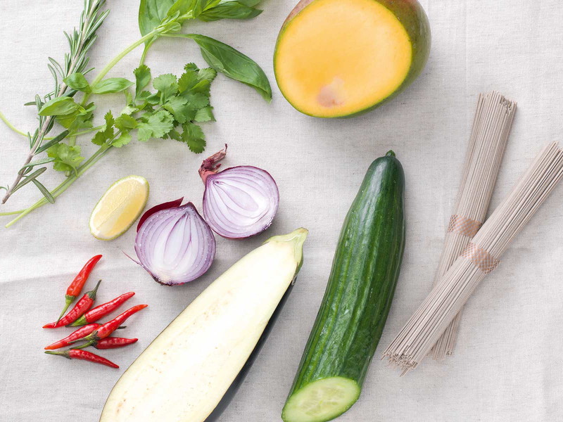 Zutaten für den Mango-Gurken-Salat mit Rosmarin