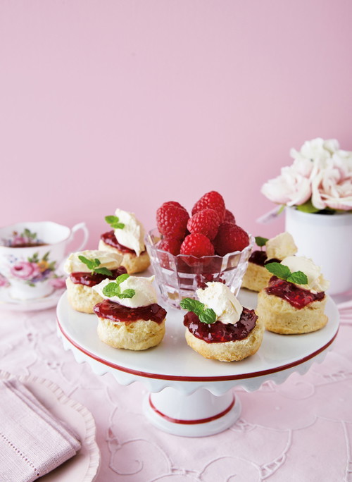 Mini-Scones mit Himbeeren und Clotted Cream.