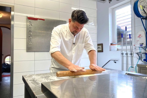 Tim Mälzer entscheidet sich kurzerhand dazu, seinen Blätterteig selbst herzustellen.