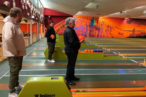 Vor der Challenge darf es noch eine Partie Bowling sein.