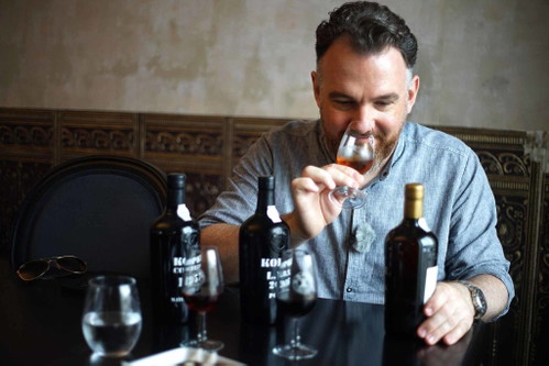 Ob ein Portwein-Tasting ihm bei seiner Challenge hilft?