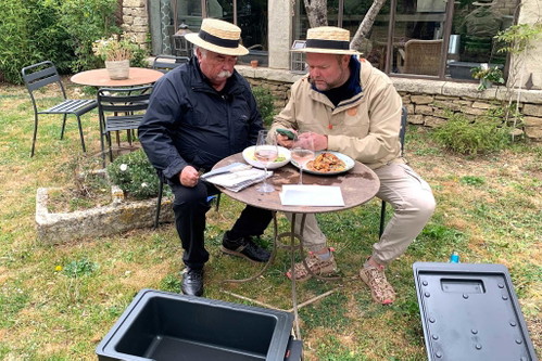 Beim Analysieren des Paul Bocuse' Gerichts zeigen sich die Stembergs noch frohen Mutes.