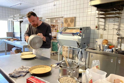 In Belgien werden kurzerhand drei Teige von René Frank für die »Tarte aux Riz« vorbereitet.