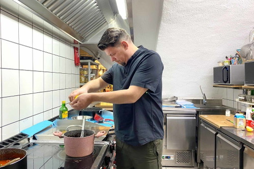 Die Schokoladensauce gestaltet sich für Mälzer schwieriger, als erwartet.