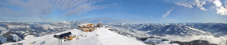 360-Grad Bergpanorama während dem kulinarischen Genuss.