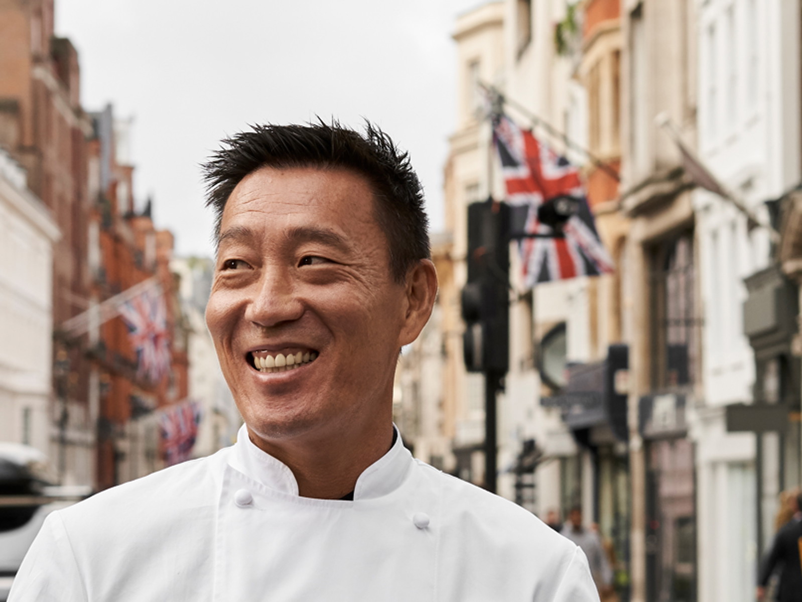 Ex-Profi-Snowboarder und Sterne-Koch Akira Back eröffnet in Kürze sein neues Restaurant in London.