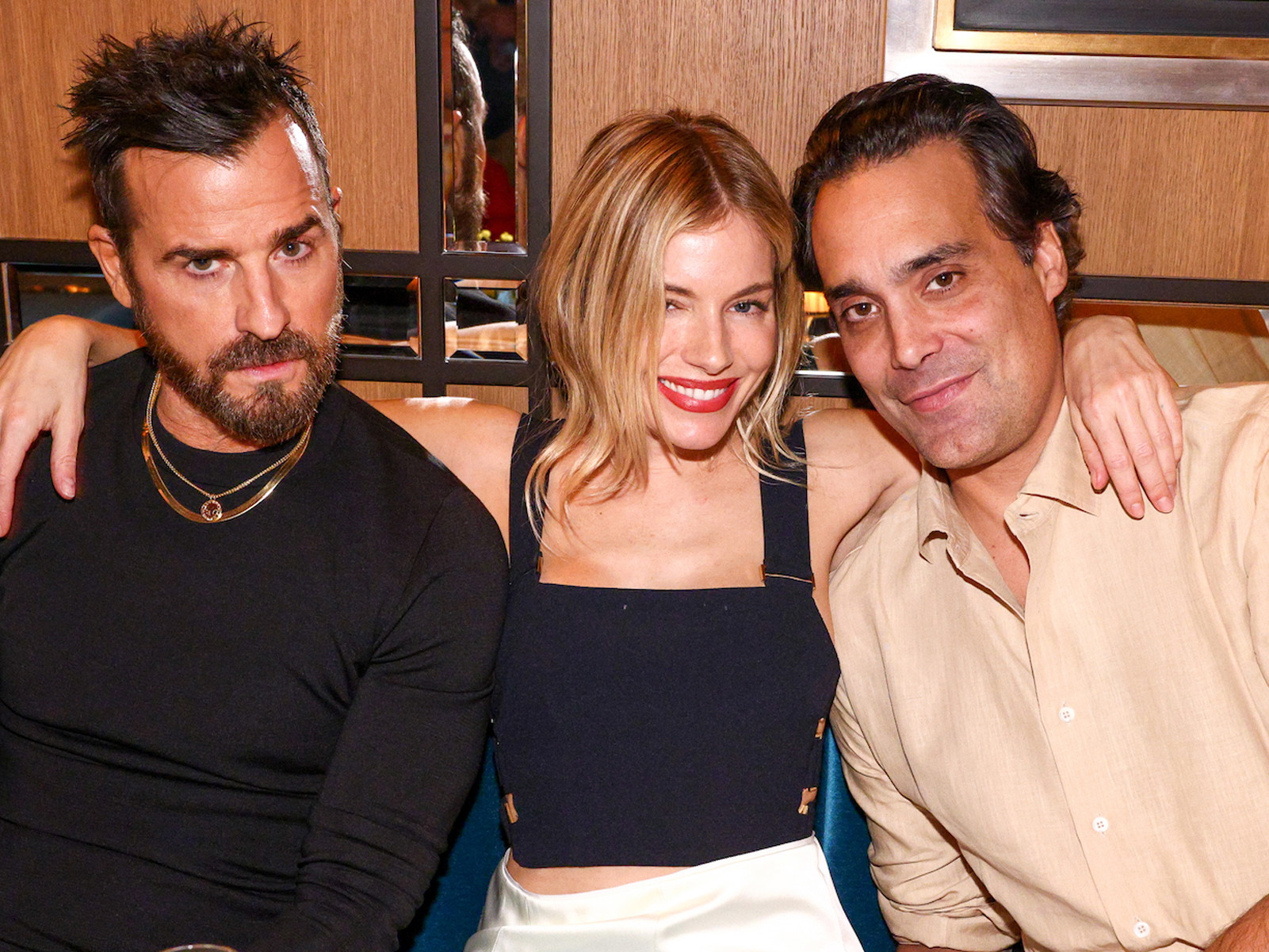 Justin Theroux, Sienna Miller und Andres Santo Domingo bei der Eröffnung des »Caviar Kaspia«&nbsp;