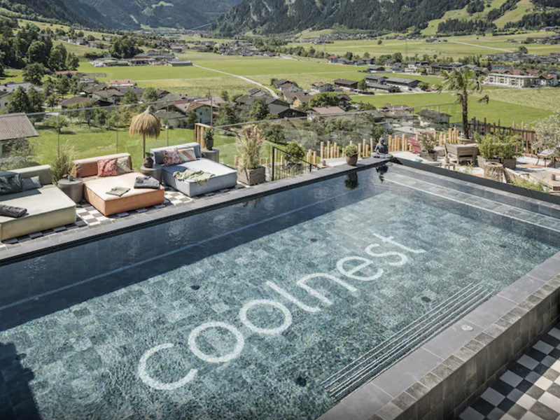 Das alpine Boutique-Hotel punktet unter anderem mit dem Pool am Dach.