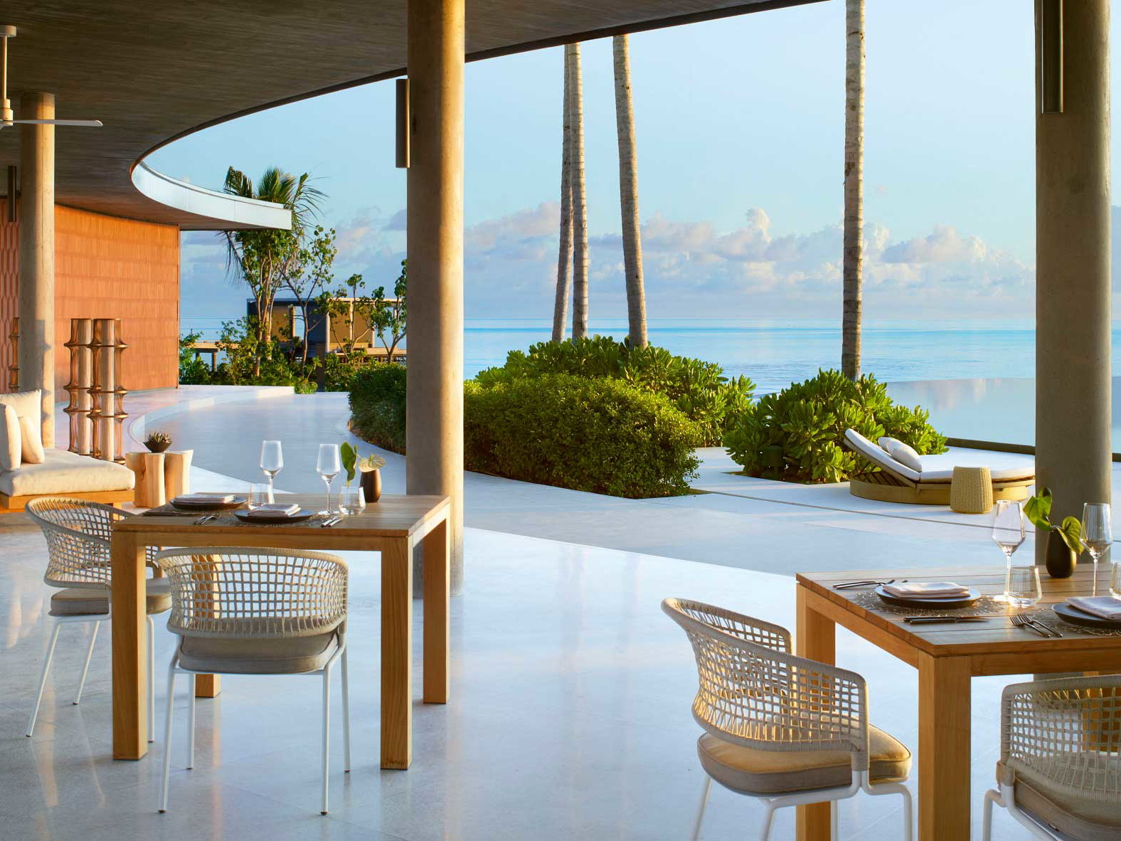 Die »Eau Bar« im »Ritz Carlton Maledives« bekommt 2023 den einen oder anderen prominenten Gast hinter den Tresen.