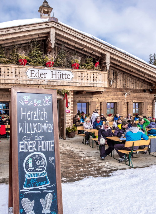 Hausbratwurst in der bodenständigen Eder Hütte.