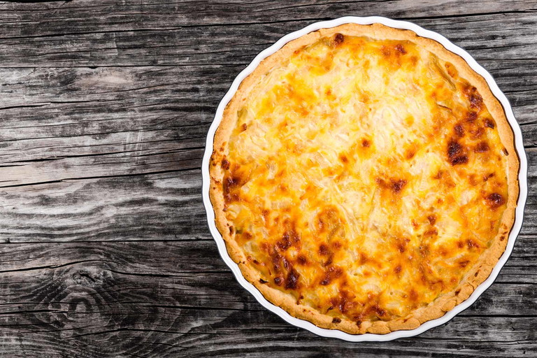 Die Zwiebelwähe ist auch zuhause schnell zubereitet und ist auch ein perfekter Snack für unterwegs.