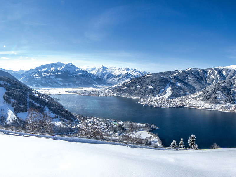 Panorama-Aussicht in die Weite, über den Zeller See hinweg.