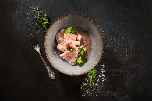 Hütthaler produziert u.a. Schnitzelfleisch und die Attersee-Wurst auf Basis des Tierwohl-Projekts «Hütthalers Hofkultur».