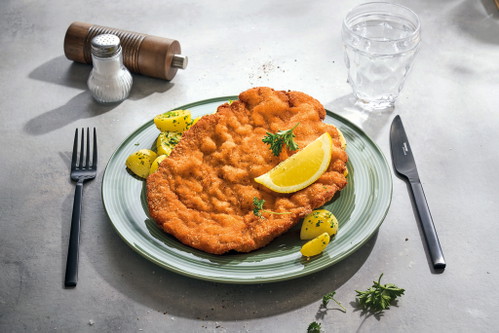 Hütthaler produziert u.a. Schnitzelfleisch und die Attersee-Wurst auf Basis des Tierwohl-Projekts «Hütthalers Hofkultur».