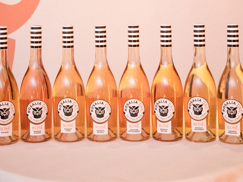 Vor handverlesenen und – so viel sei gesagt – begeisterten Experten aus der Weinbranche präsentierten die acht Rosalia DAC Winzer das erste gemeinsame Produkt der neuen Marke: einen klassischen Blaufränkisch Rosé in herkunftstypischer Stilistik.