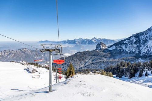 Mit dem Lift auf die Hütte oder wandern.