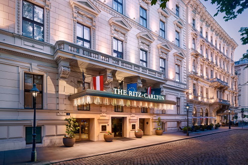 Jürgen Ammerstorfer, General Manager des »The Ritz-Carlton, Vienna«, und sein&nbsp;bestens eingespieltes Team sorgen auch heuer wieder dafür, dass die Ballgäste das einzigartige Service des -Sterne-Luxushotels auch im besonderen Ambiente des »Champagner-Salons« genießen können.