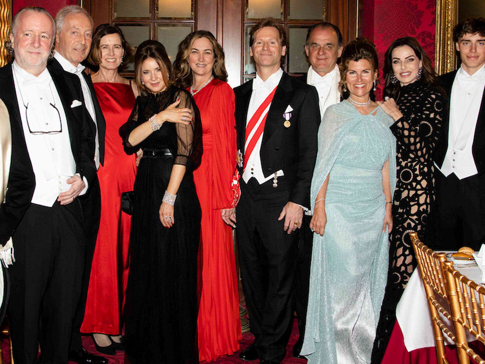 Angelika und Wolfgang Rosam stimmten sich mit ihren internationalen Ball-Gästen im Sacher auf die Ballnacht ein.