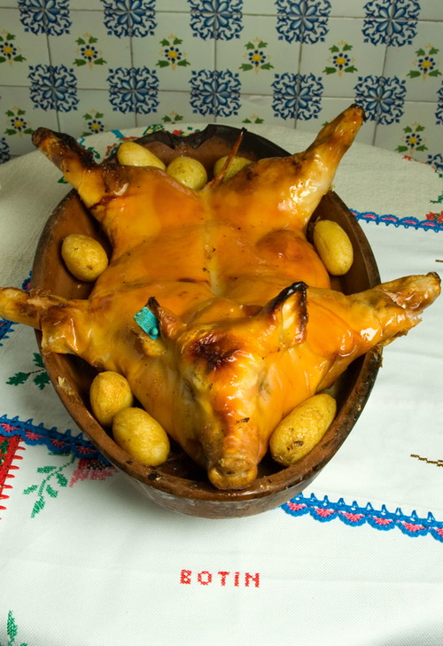 Rustikale Eleganz: Das Lokal erstreckt sich über vier Etagen mit dem Flair einer spanischen Taverne, das deftige Signature-Gericht »Cochinillo asado«, also Spanferkel aus dem offenen Grillofen, ist ein Bestseller auf der Speisekarte.