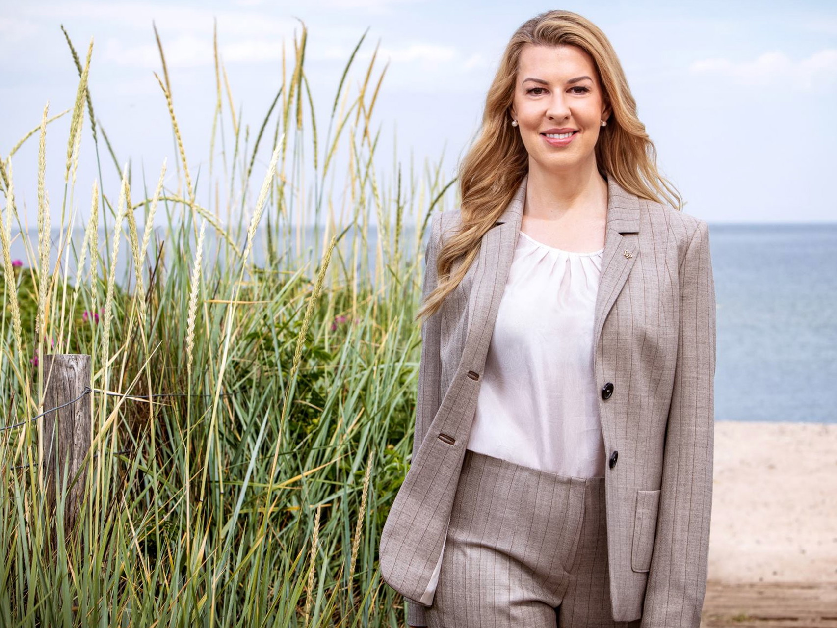 Natalie Fischer-Nagel am drei Kilometer langen Naturstrand des »Weissenhaus«.