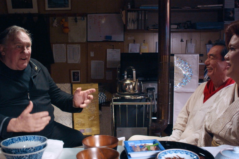 Zwei Welten werden eins: Von Tetsuichi Morita (Kyozo Nagatsuka) wird Gabriel (Gérard Depardieu) in die Gepflogenheiten Japans eingeweiht.