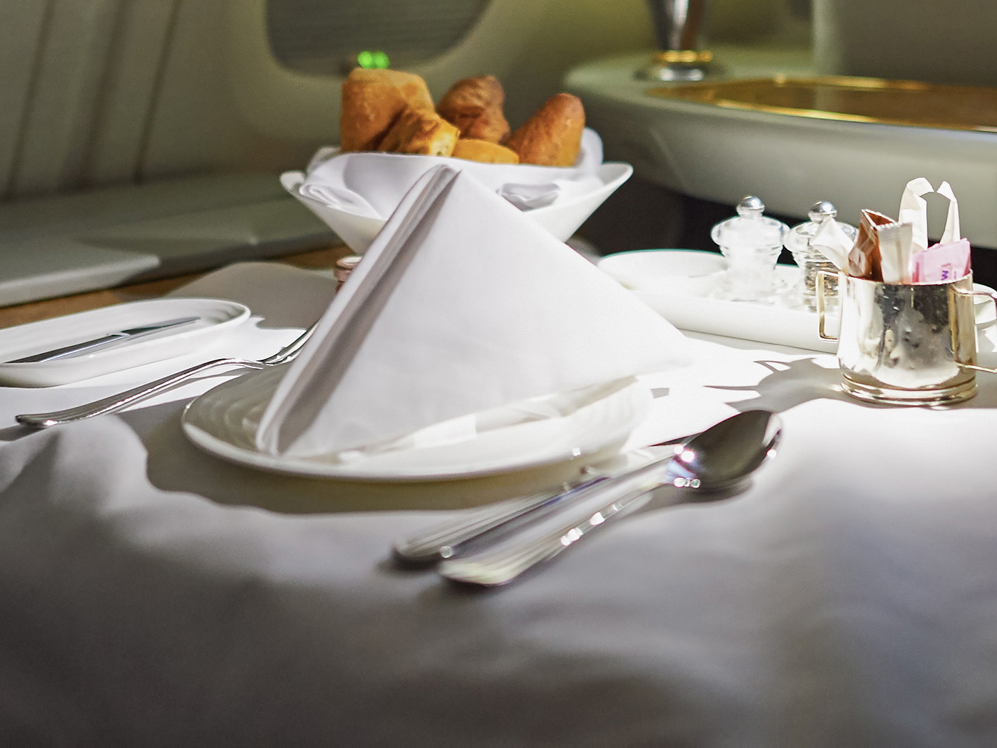 Das Drei-Gänge-Menü ist nur für Passagiere der First und Business Class auf Flügen ab Hongkong erhältlich.