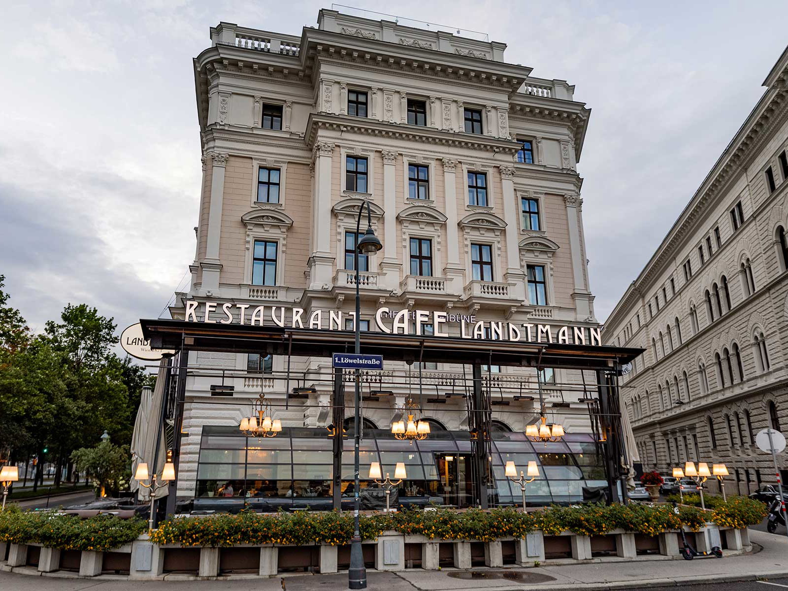 Die Wiener Kaffeehaus-Ikone am Ring wagt ein »milchfreies Experiment« 