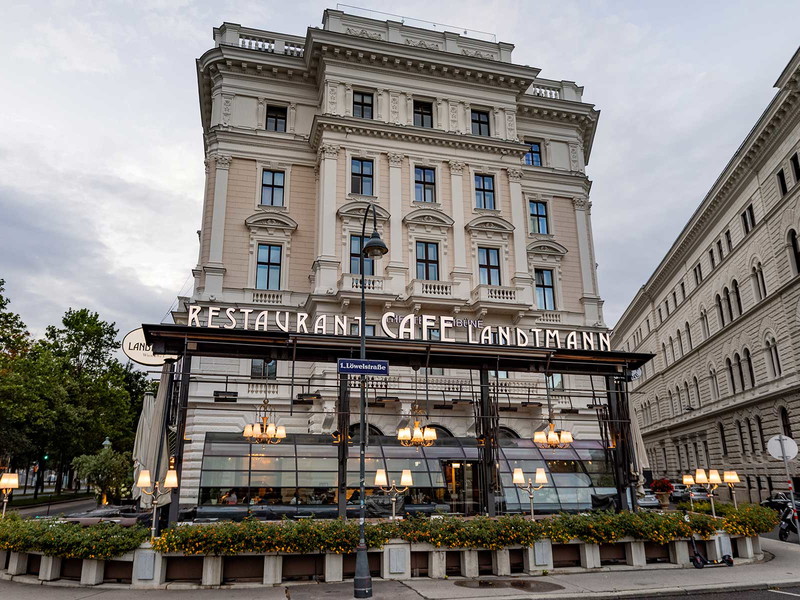 Die Wiener Kaffeehaus-Ikone am Ring wagt ein »milchfreies Experiment« 
