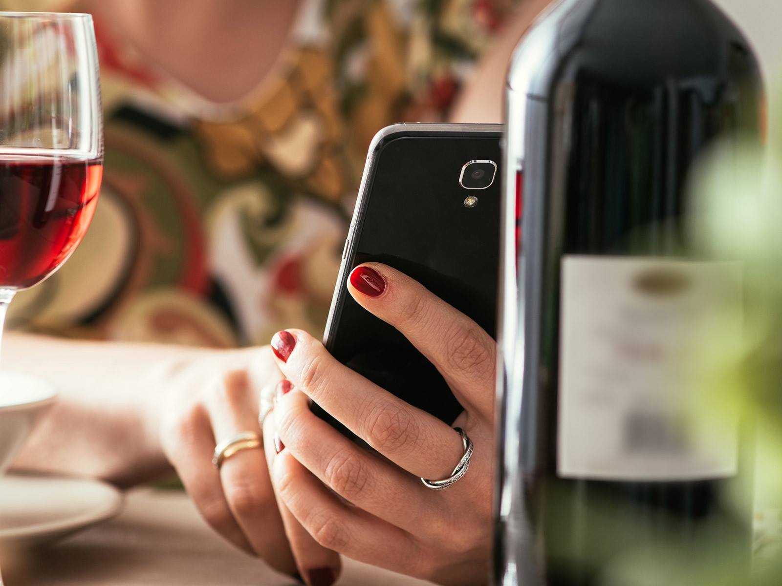 Wein ist eine Wissenschaft für sich – mit diesen App-Empfehlungen ist man bestens ausgestattet.