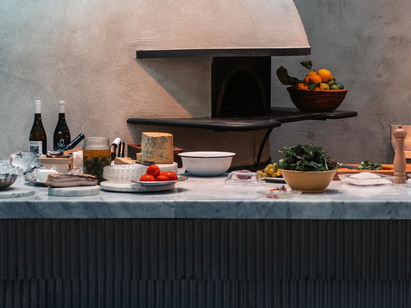 Der große Holzofen dominiert die Küche im neuen Restaurant mit dem seltsamen Namen »C.O.P.«.