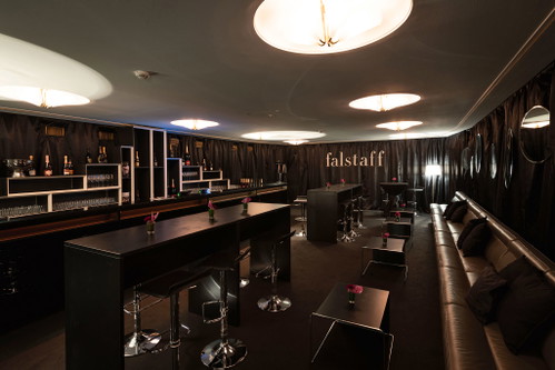 Der »Falstaff Champagner-Salon« wird heuer im edlen Purpur erstrahlen und Platz für Genuss und etwas Erholung vom Ballgeschehen bieten.