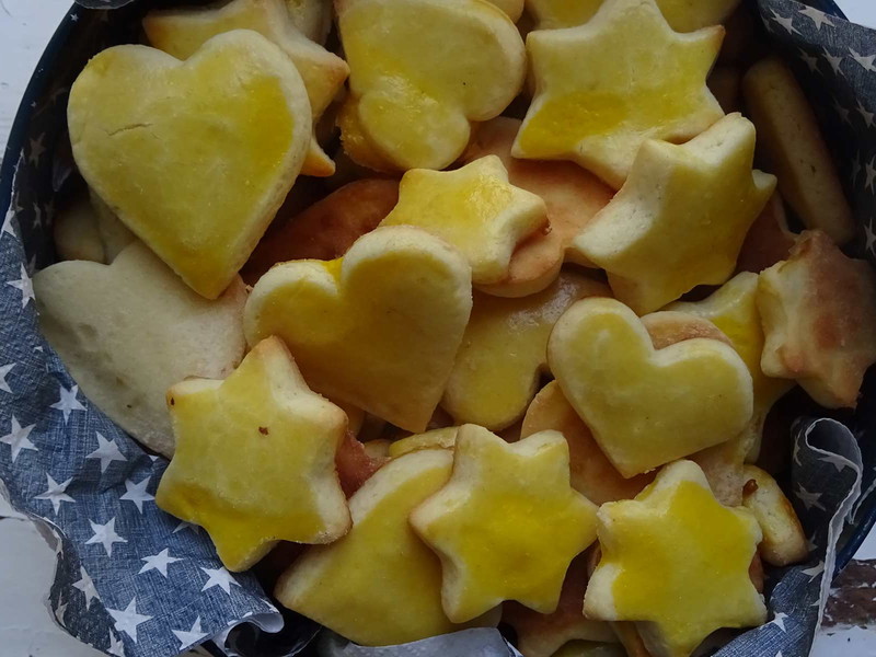 The classic Mailänderli is not decorated, apart from an egg coating.